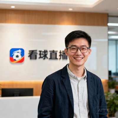 看球直播创始人兼CEO张明的个人照片，一位戴着眼镜的年轻创业者面带微笑，背景是公司办公室的logo墙